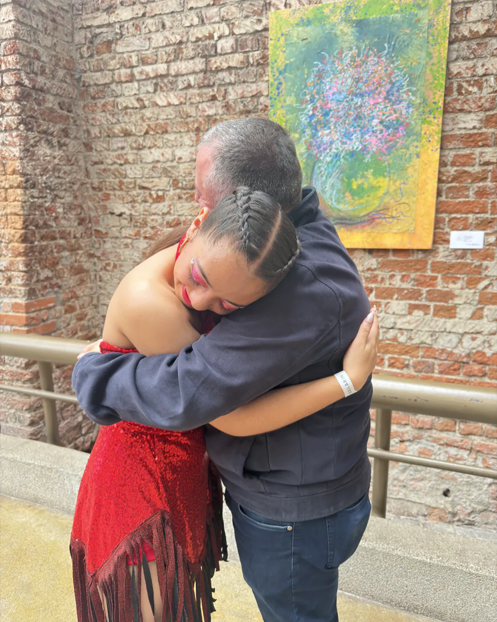 Abrazo entre alumna y profesor tras la presentación