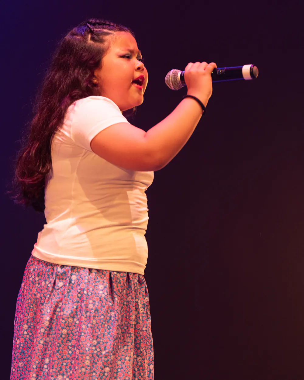 Alumna de Faith cantando en el escenario