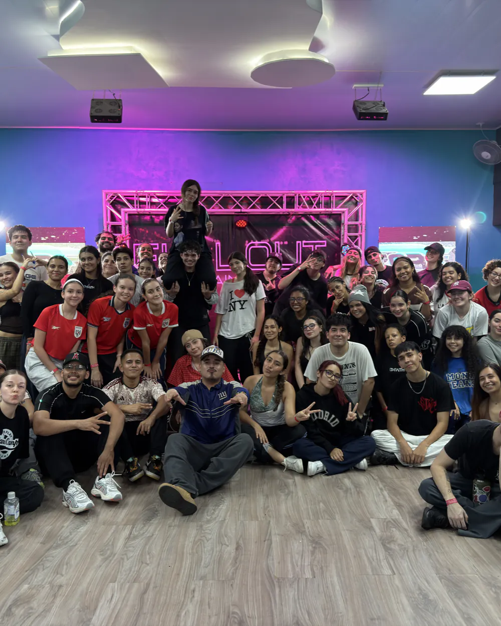 Comunidad de estudiantes y profesores de Faith reunida en el estudio