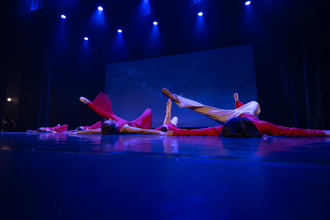 Bailarines de Faith en trabajo de piso durante una pieza contemporánea