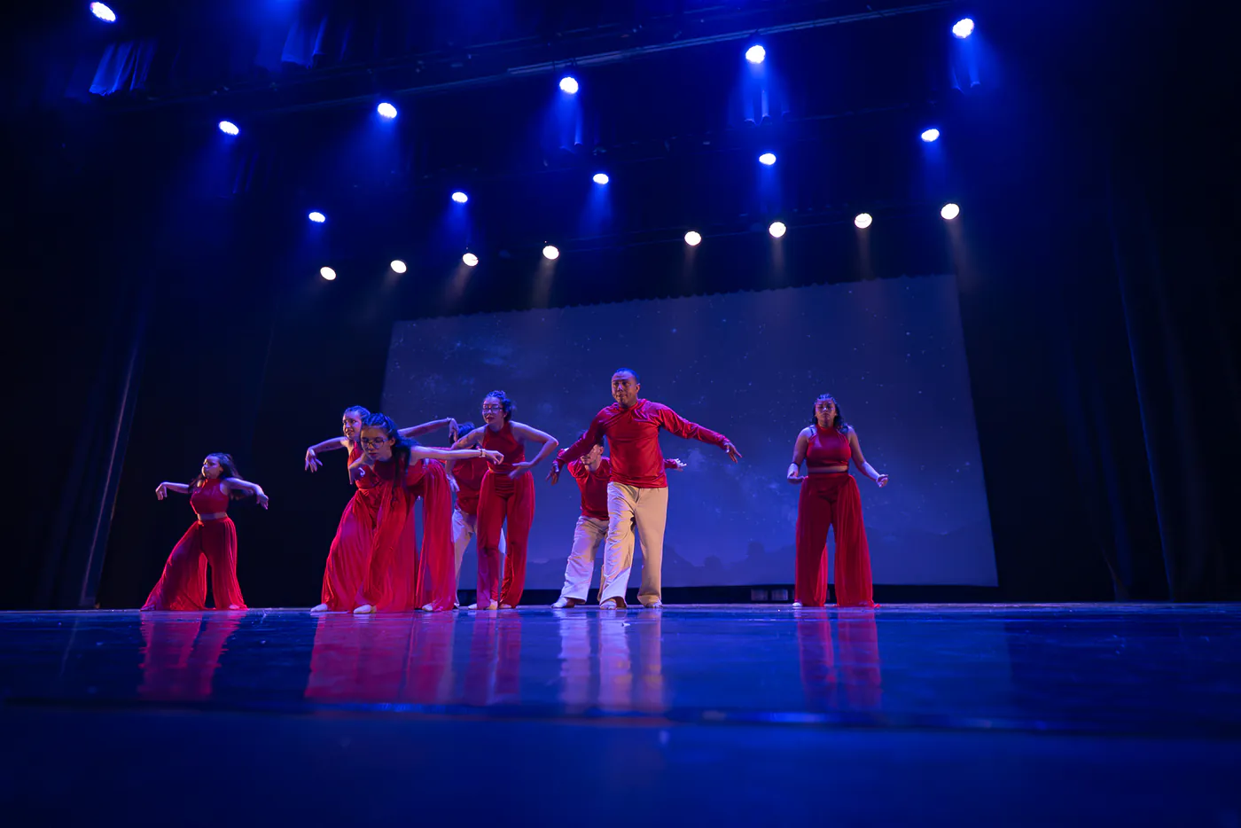 Grupo de Faith en una pieza contemporánea con vestuario rojo