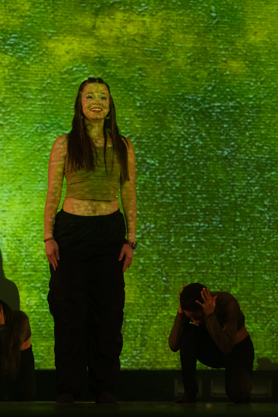 Bailarina de Faith en una pieza contemporánea sobre fondo verde