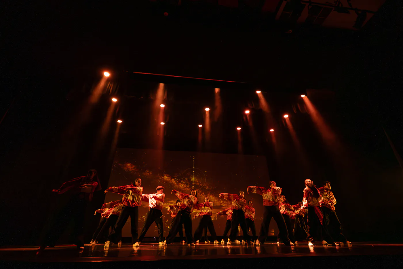 Grupo de Faith en una coreografía sobre el escenario