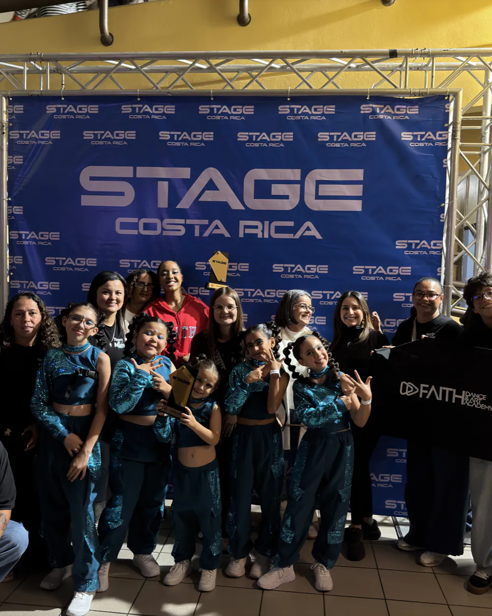 Toda la delegación de Faith celebrando en Stage Costa Rica