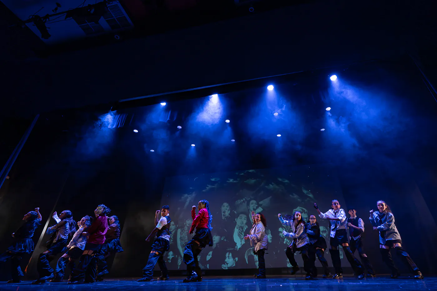 Ensamble de Faith sobre el escenario con luces azules