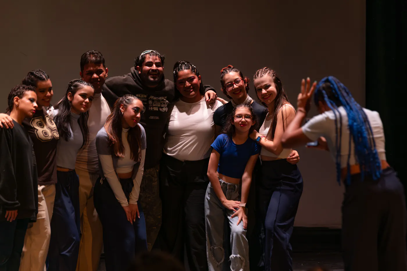 Grupo de bailarines de Faith posando y celebrando tras bambalinas