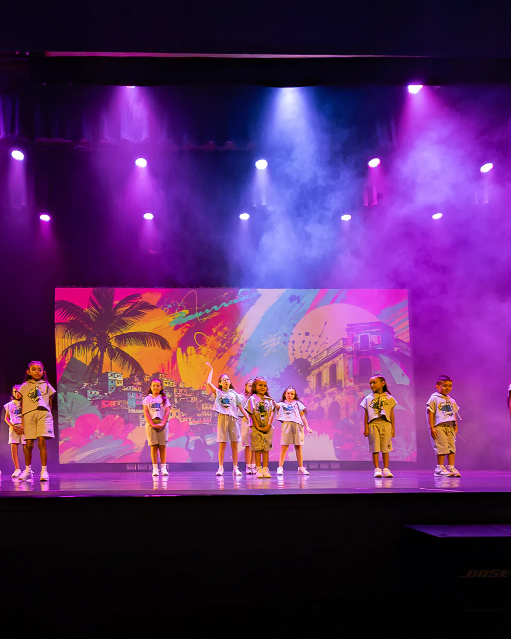Grupo de Faith presentándose sobre el escenario con luces y humo