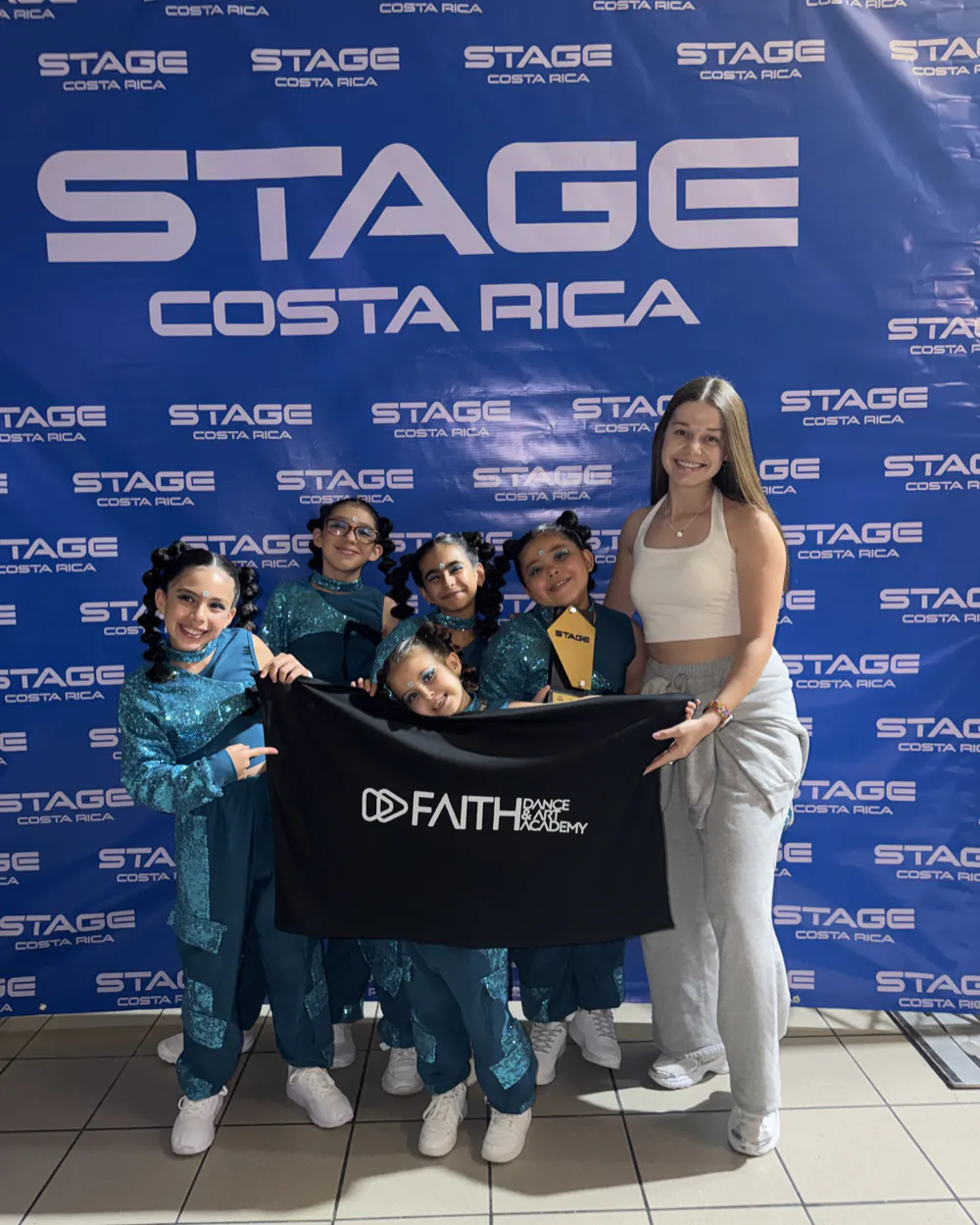Delegación de Faith con su bandera en la competencia Stage Costa Rica