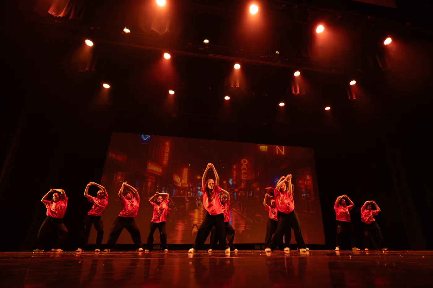 Grupo de hip hop intermedio de Faith en escena