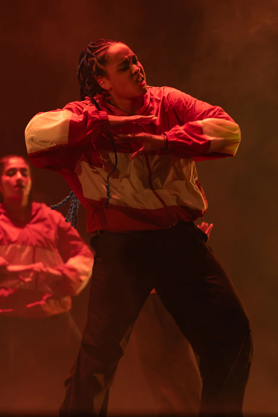 Bailarina de Faith en un solo de hip hop bajo luz roja