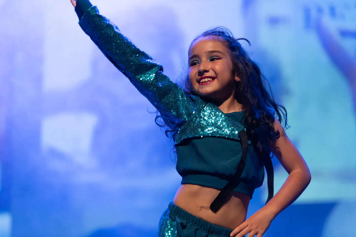 Niña de Faith bailando jazz con traje de lentejuelas