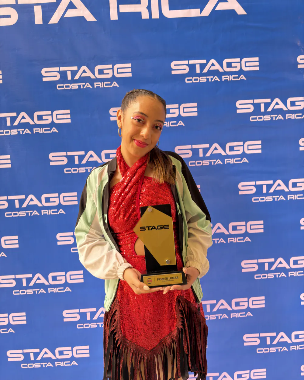 Alumna de Faith sosteniendo su premio de Stage Costa Rica