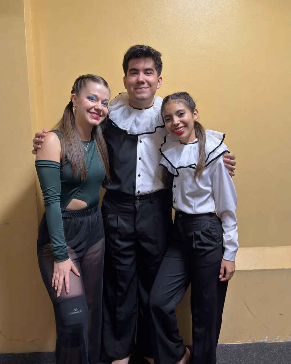 Bailarines de Faith posando con sus trofeos de Stage Costa Rica