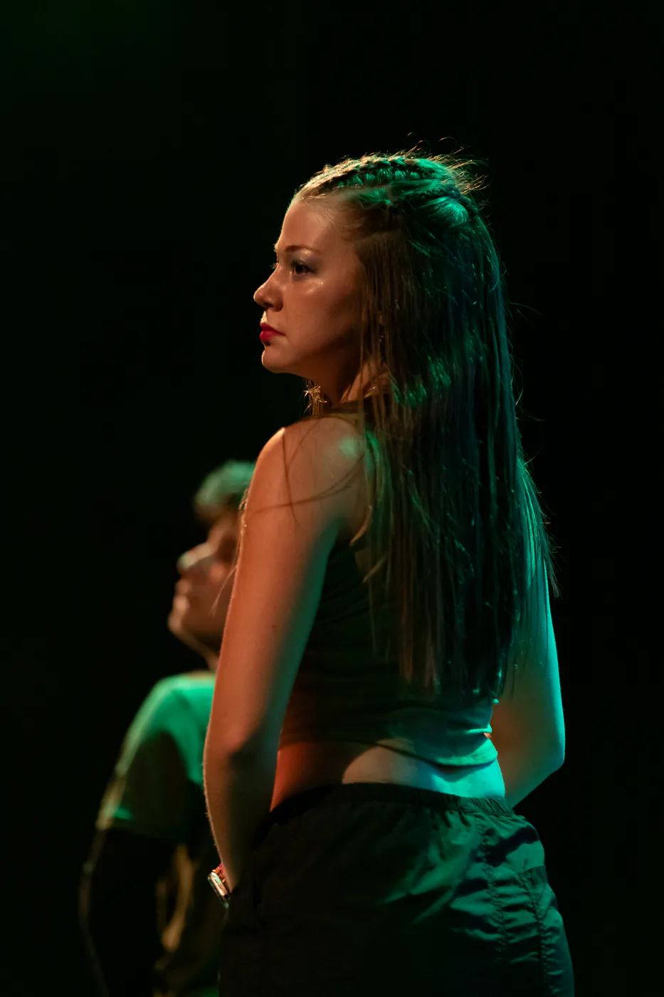 Retrato de una bailarina de Faith bajo luz verde