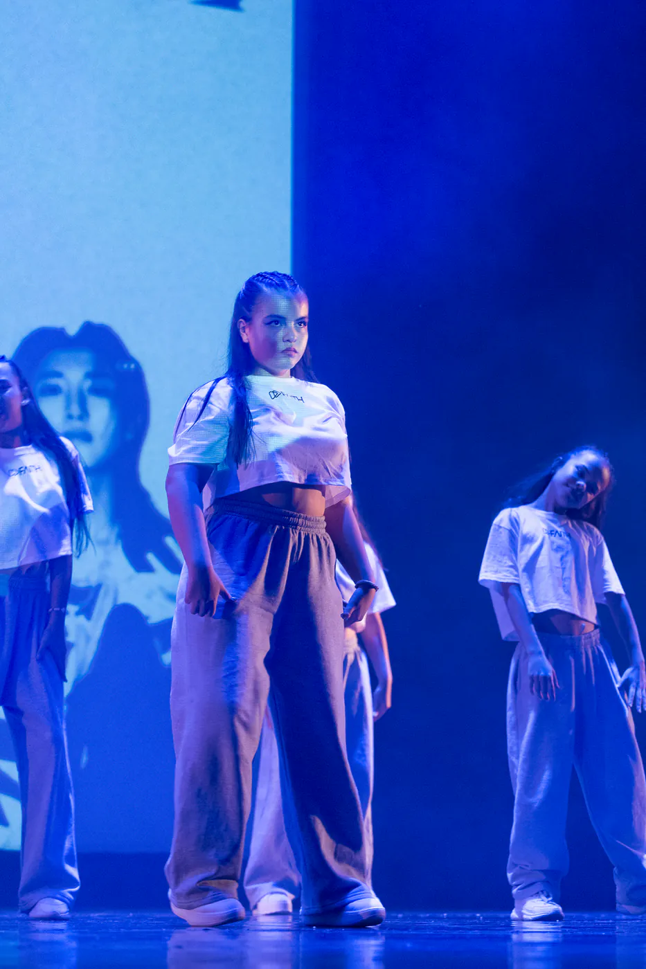 Grupo de Faith bailando danza urbana bajo luces azules