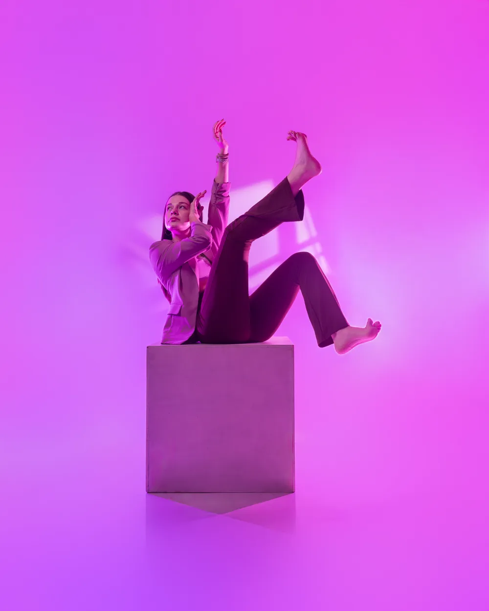 Loana Arce, directora de Faith, en una fotografía de estudio con iluminación magenta